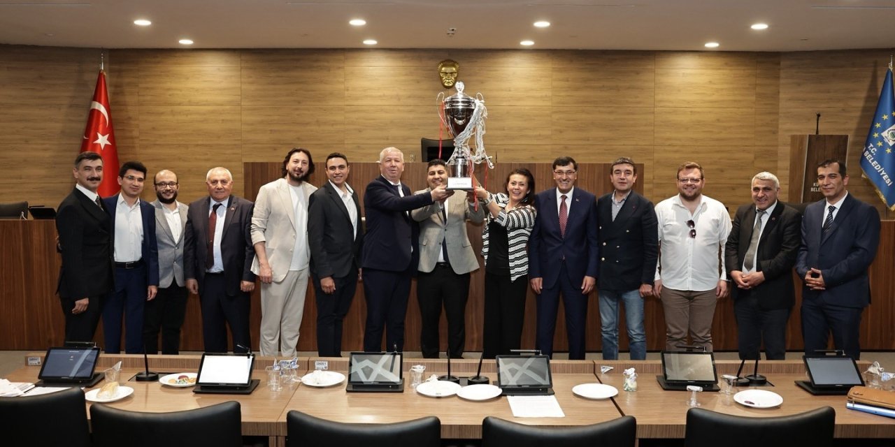 Belediye Meclisi’ne Basketbol Takımının Şampiyonluğunun Simgesi Olan Kupa Damgası Vurdu