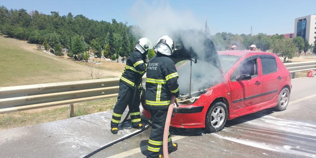 Otomobilin motor kısmında çıkan yangını itfaiye ekipleri söndürdü