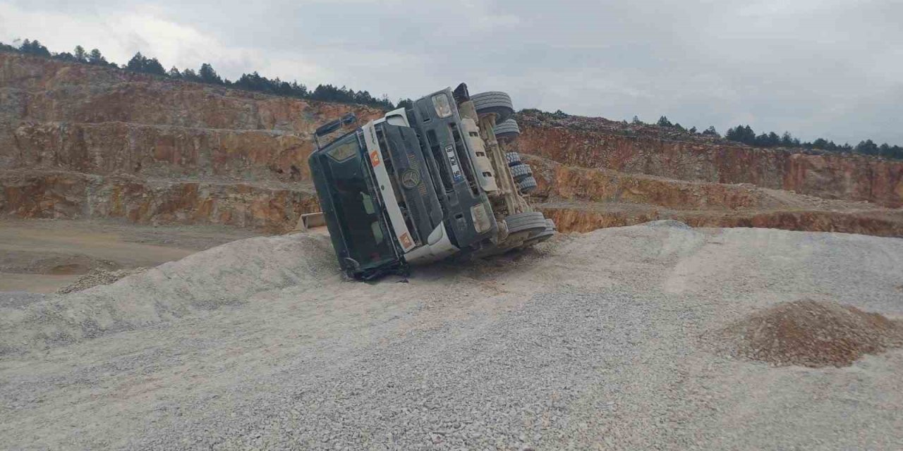 Kum Yüklü Kamyon Devrildi