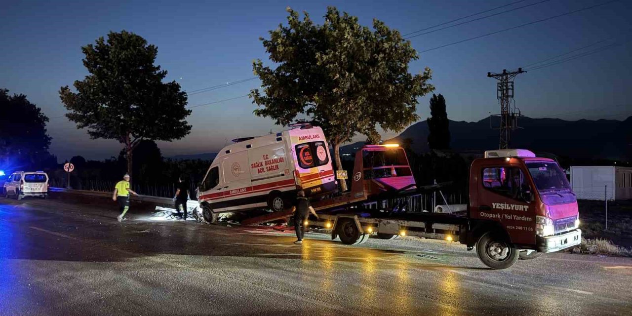 Ambulans İle Çarpışan Otomobilde Can Pazarı