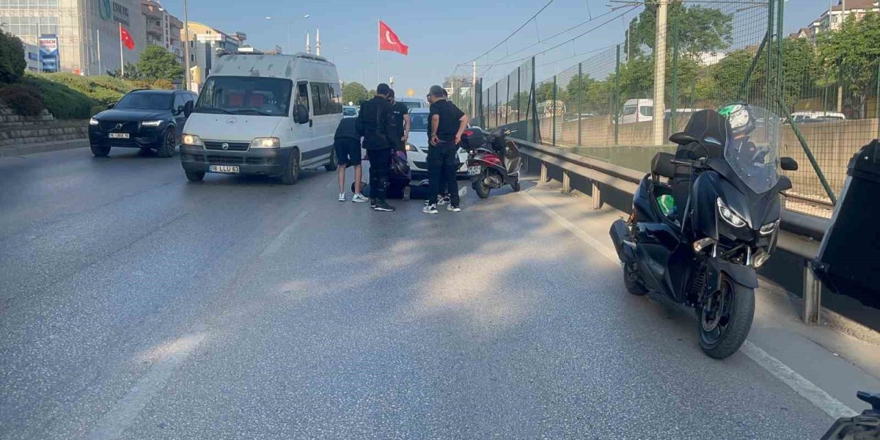 Trafik Durunca, Aradan İlerleyen Motosikletler Birbirine Girdi