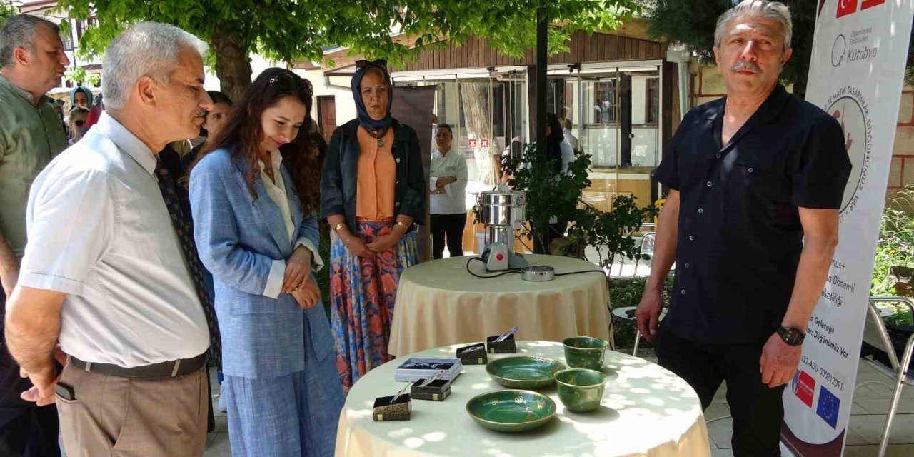 Atık Çiniler Ve Cam Şişeler Sanata Dönüşüyor