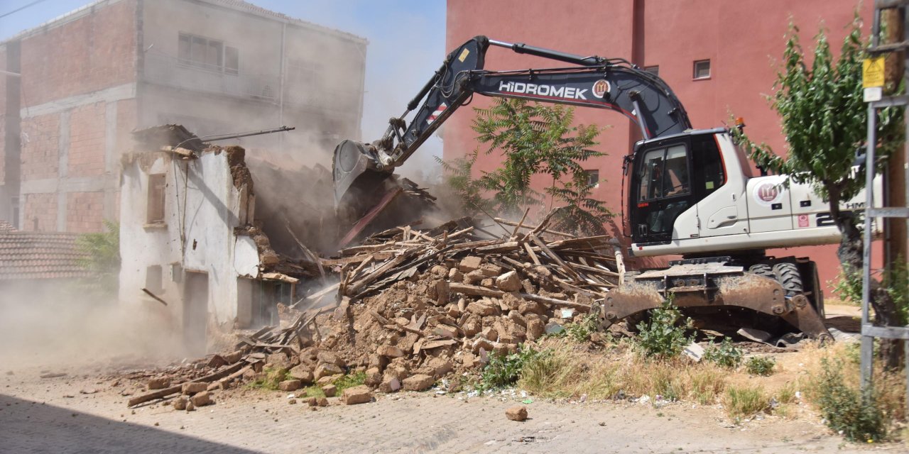 Tehlike arz eden metruk binalar yıkılıyor