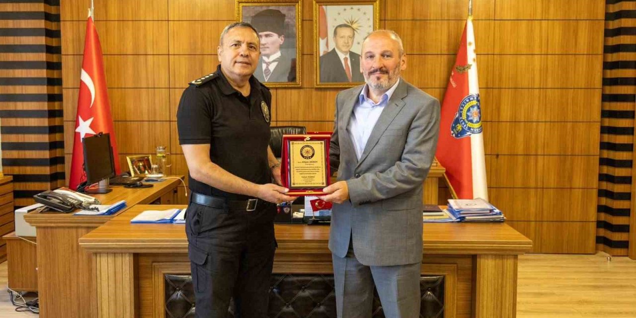 Emekliye Ayrılan Polis Memuruna Plaket Verildi