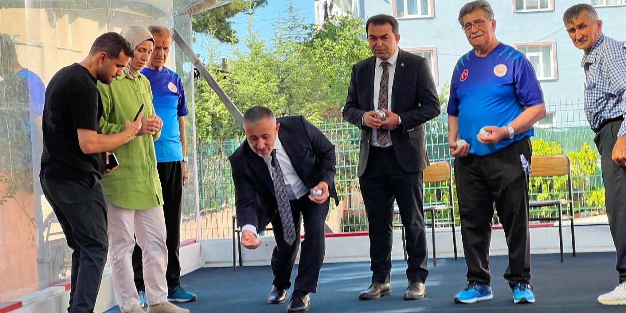 İl Başkanı Yıldırım, yaşlılarla bocce oynadı
