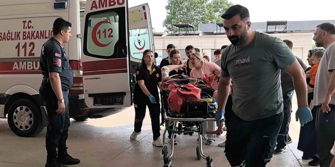 Otomobile Çarpan Motosikletliler Ağır Yaralandı