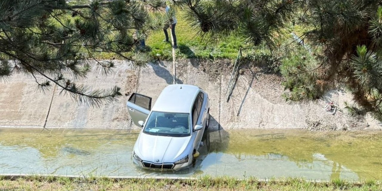 Otomobil Sulama Kanalına Uçtu