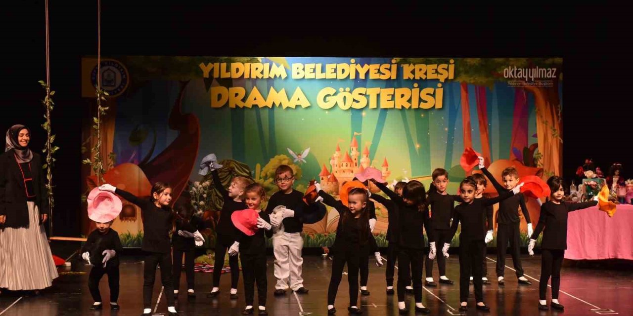Miniklerin Mezuniyet Sevinci