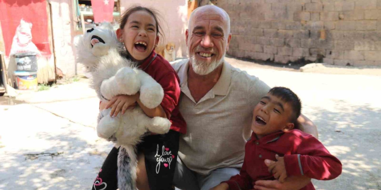İki çocuğuna hem analık hem babalık yapıp, annesine bakıyor