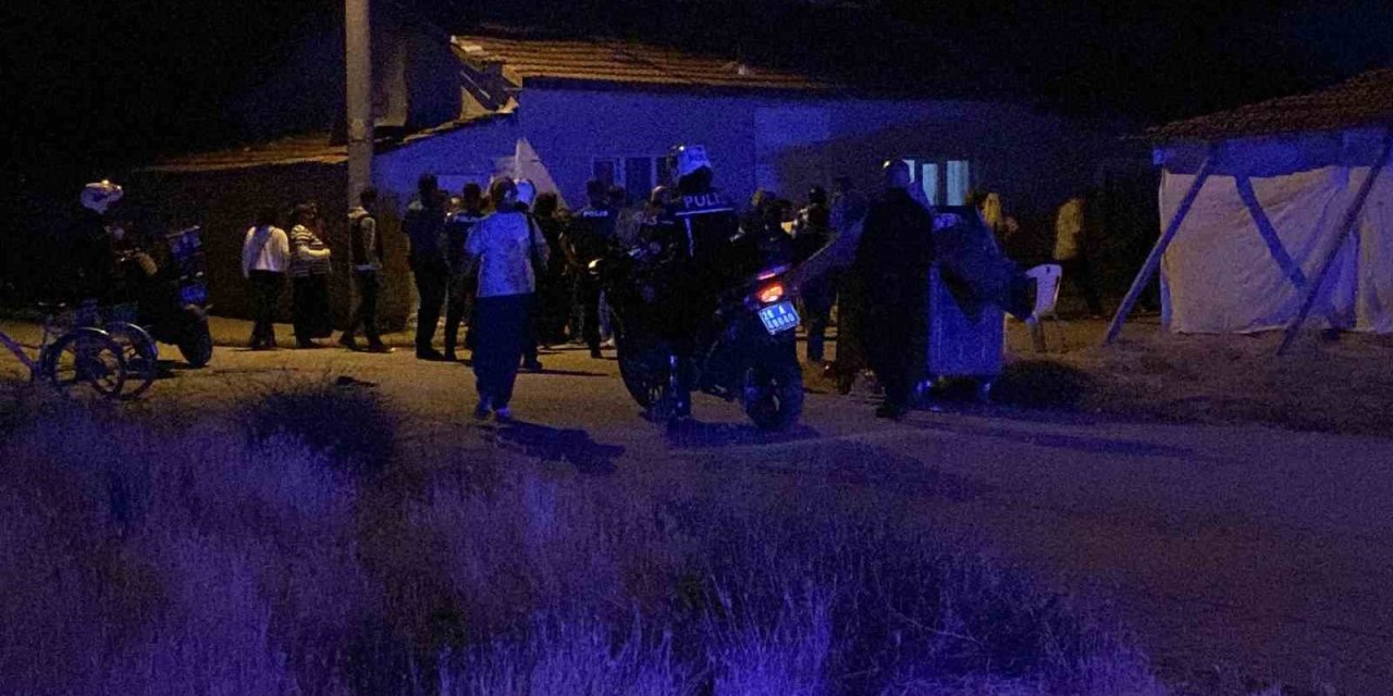 Kalabalık Grup Arasında Çıkan Kavga Paniğe Neden Oldu