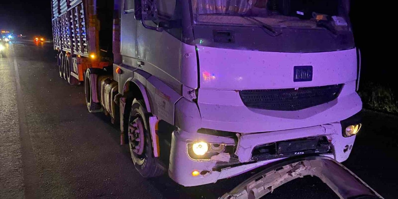 Tır, Otomobile Çarptı: 4 Yaralı
