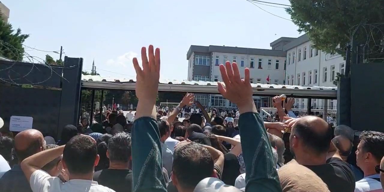 LGS'ye Giren Çocuklarını Görmek İçin Yarıştılar