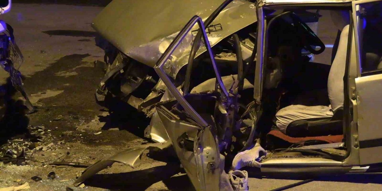Park Halindeki Tıra Çarpan Otomobil Hurdaya Döndü: 1 Kişi Yaralandı