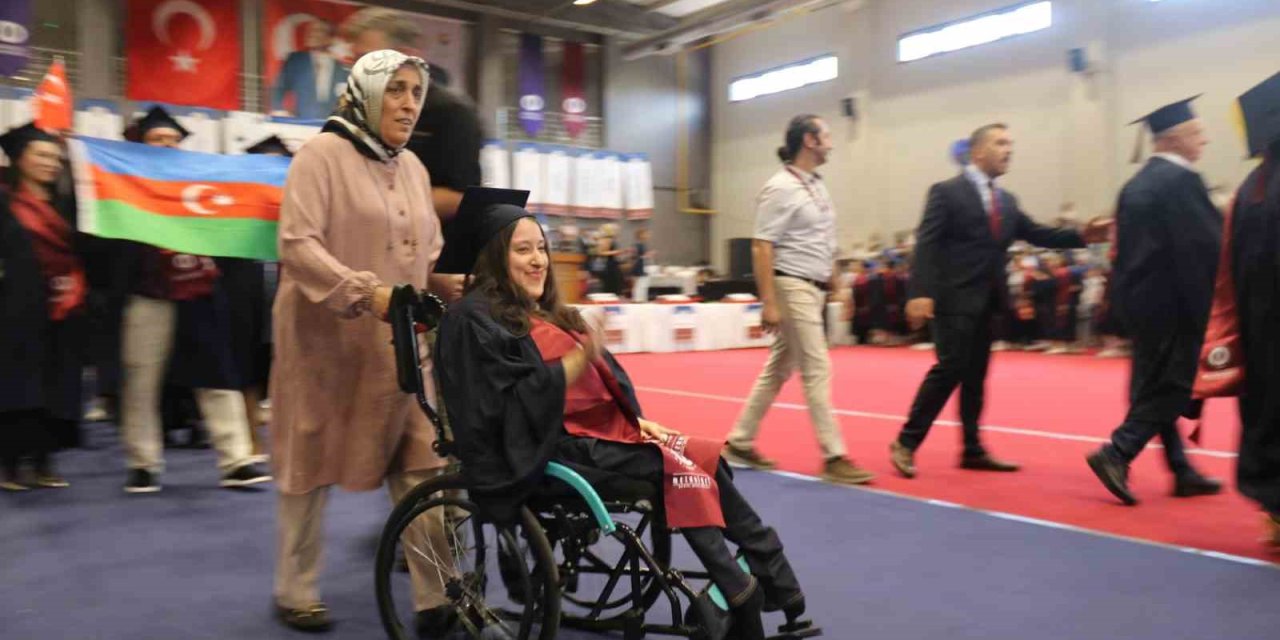 Yüzde 90 Engelli Kızının Eğitimi İçin 21 Yıldır Çabalayan Anne Mezuniyet Gururu Yaşadı