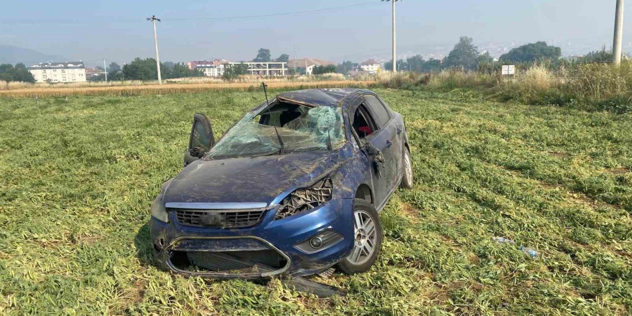 Kontrolden Çıkan Otomobil Tarlaya Uçtu