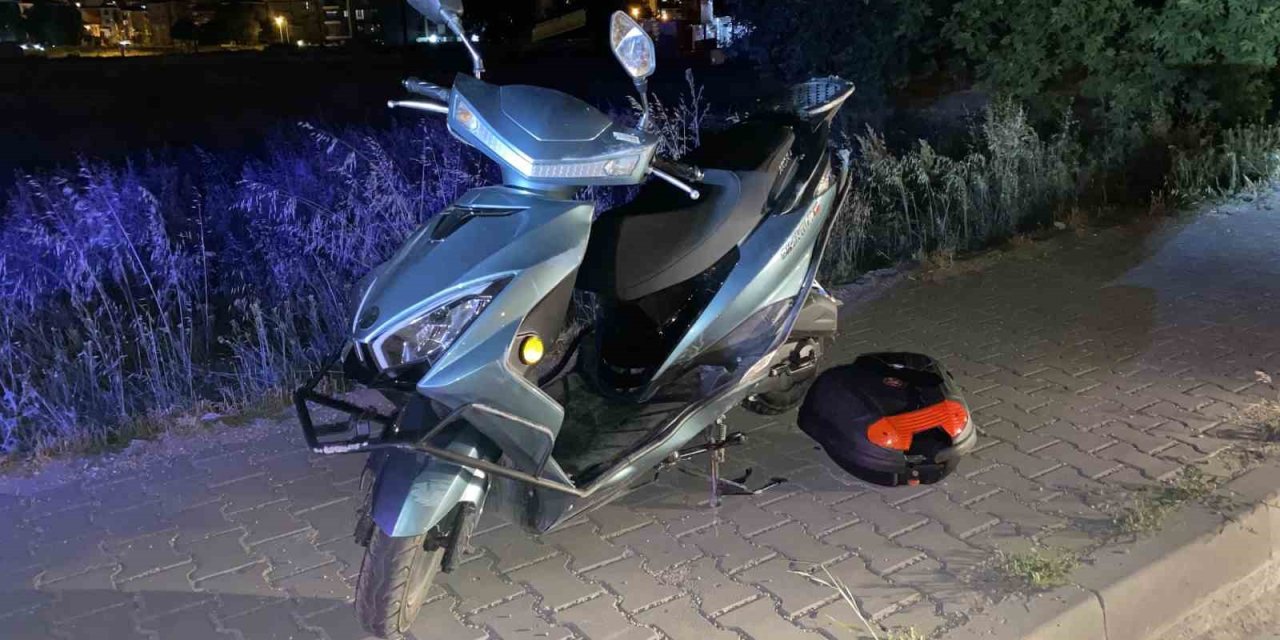 Bir Araç Motosiklete Çarpıp Kaçtı: 2 Yaralı