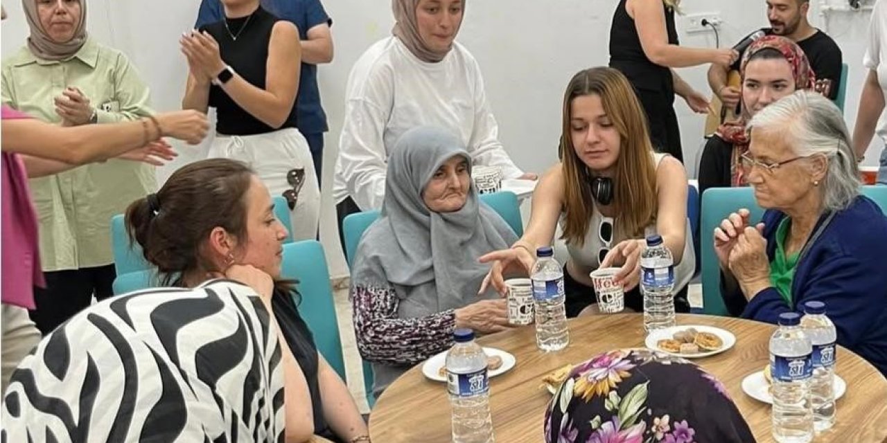 Öğrencilerden Huzurevi Sakinlerine Egzersiz Uygulaması