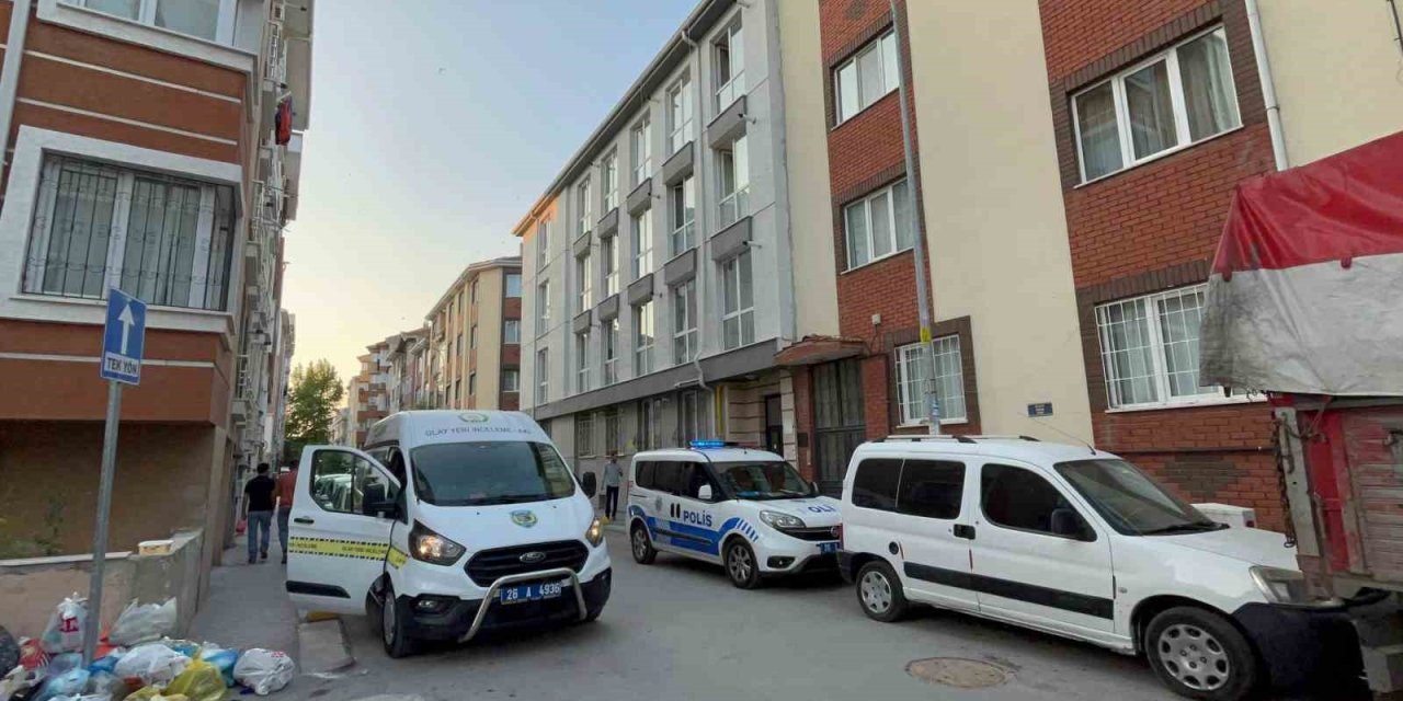 Apartmanı Saran Kötü Kokular Sonrası Ekipler, Çürümeye Başlayan Cesetle Karşılaştı