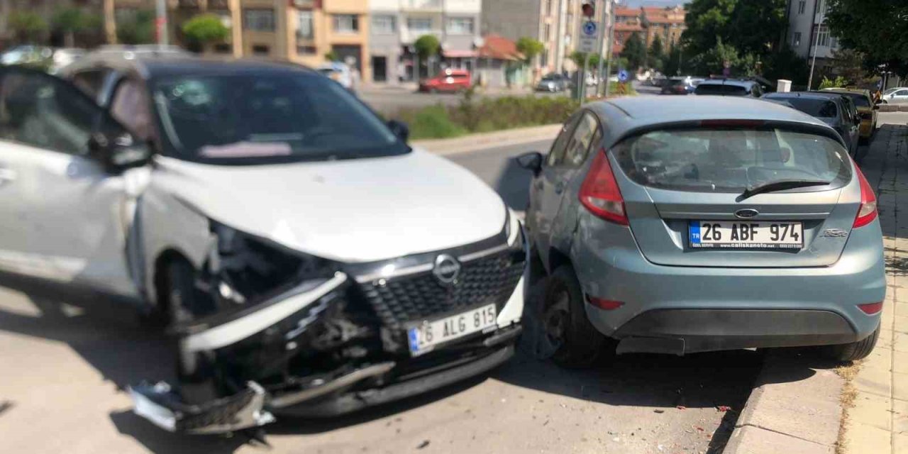 3 Araca Çarparak Durabilen Cipin Sürücüsü Yaralandı