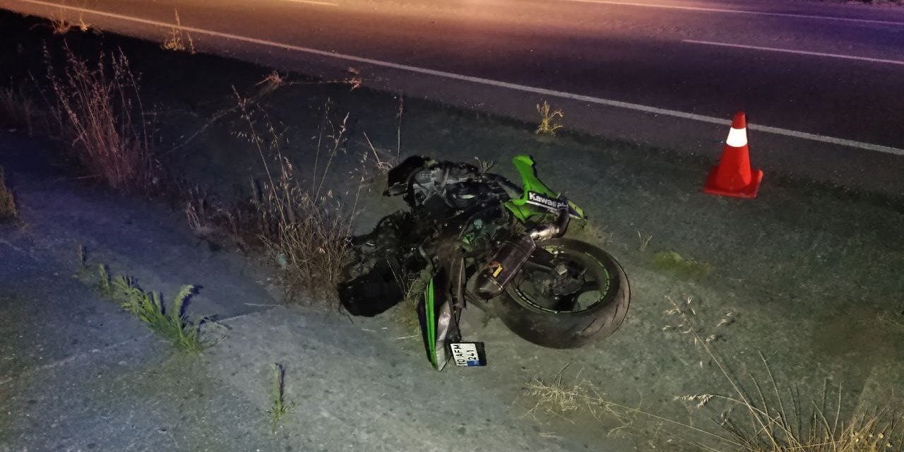 Yarış Yaparken Farları Yanmayan Otomobile Çarpan Motosikletler Paramparça Oldu