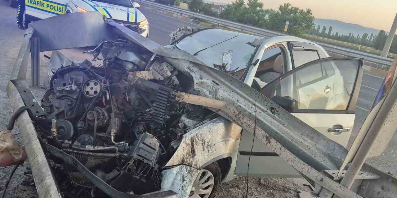 Bariyere Çarpan Otomobil Hurdaya Döndü