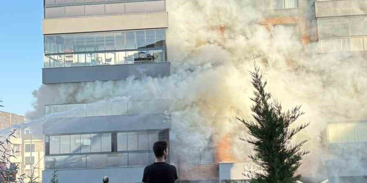Buzdolabından Çıkan Yangında Evde Büyük Çapta Maddi Hasar Meydana Geldi