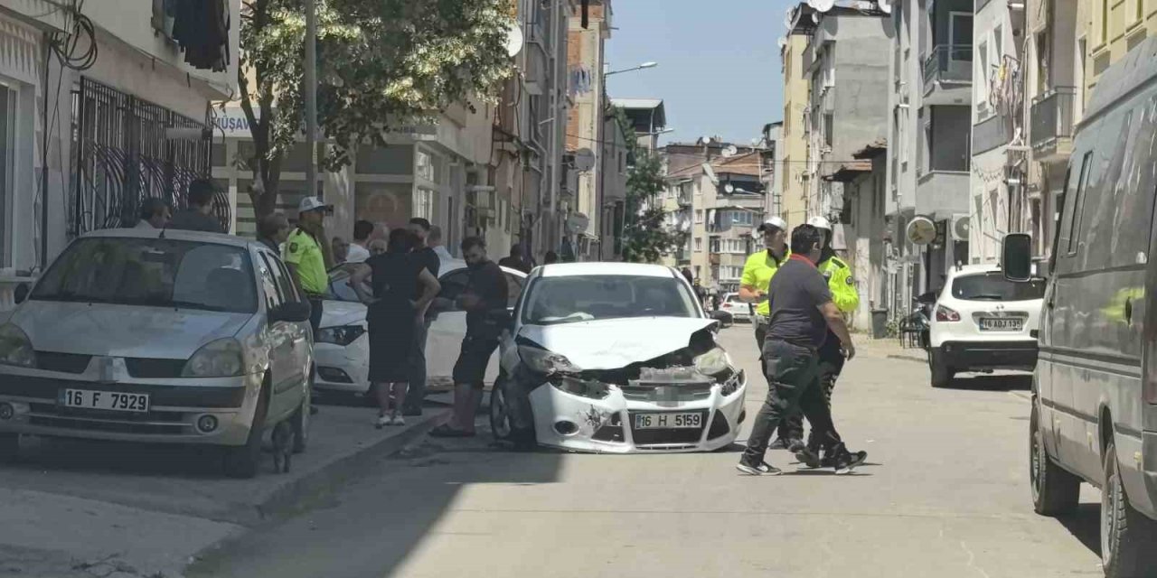 Otomobiller Çarpıştı 3 kişi yaralandı