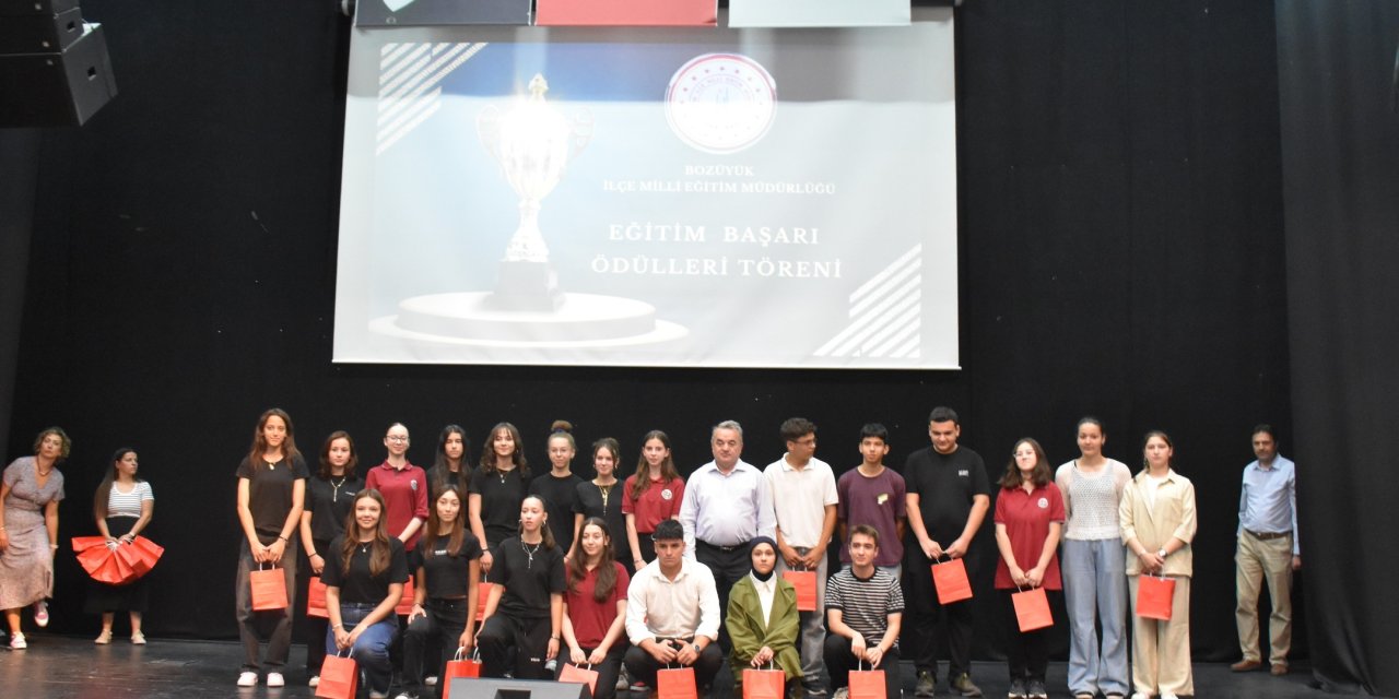 Bozüyük'te Başarılı Öğrenciler Ödüllendirildi