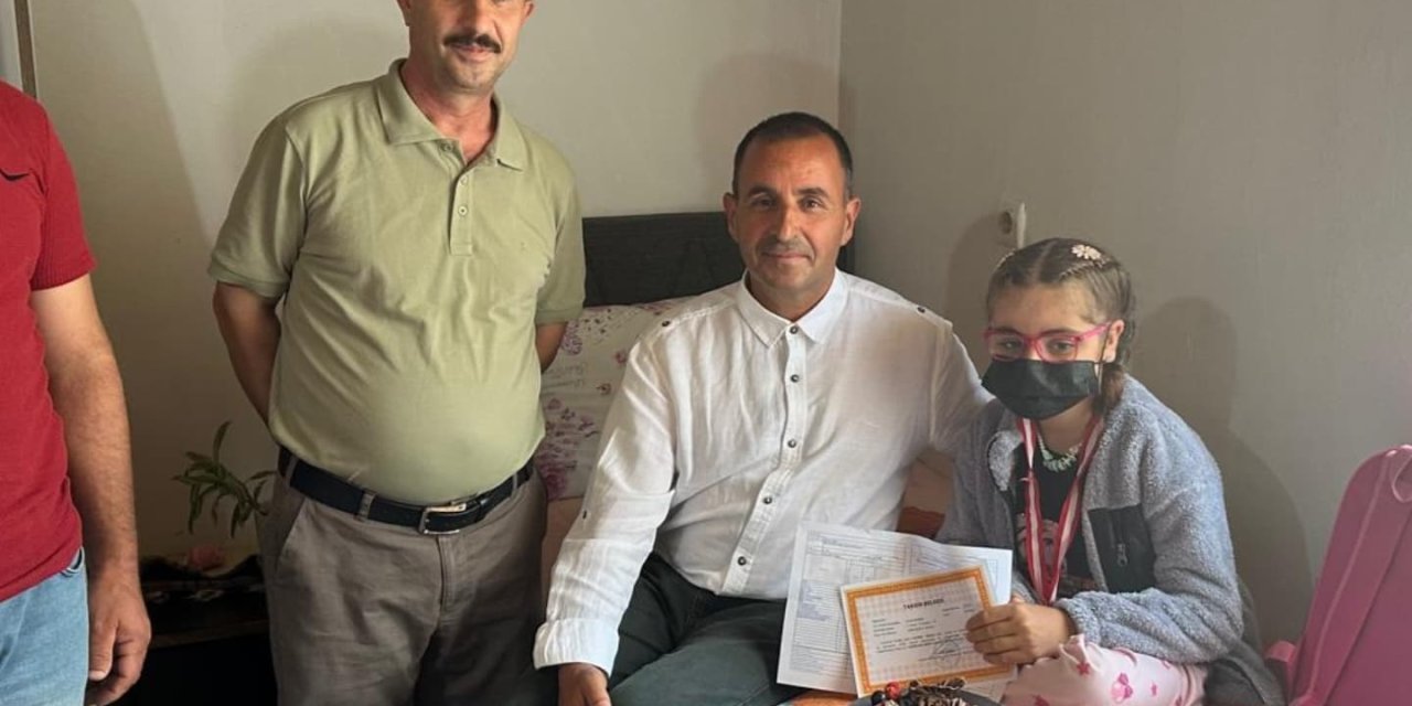 Evde Eğitim Alan Öğrenciye Karnesi Verildi