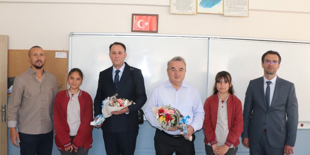 Kaymakam Öztürk, Öğrencilere Karnelerini Verdi
