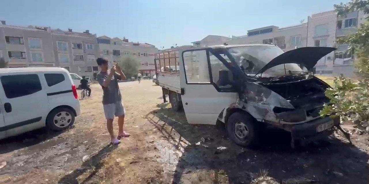 Yangın 2 Aracı Küle Çevirdi