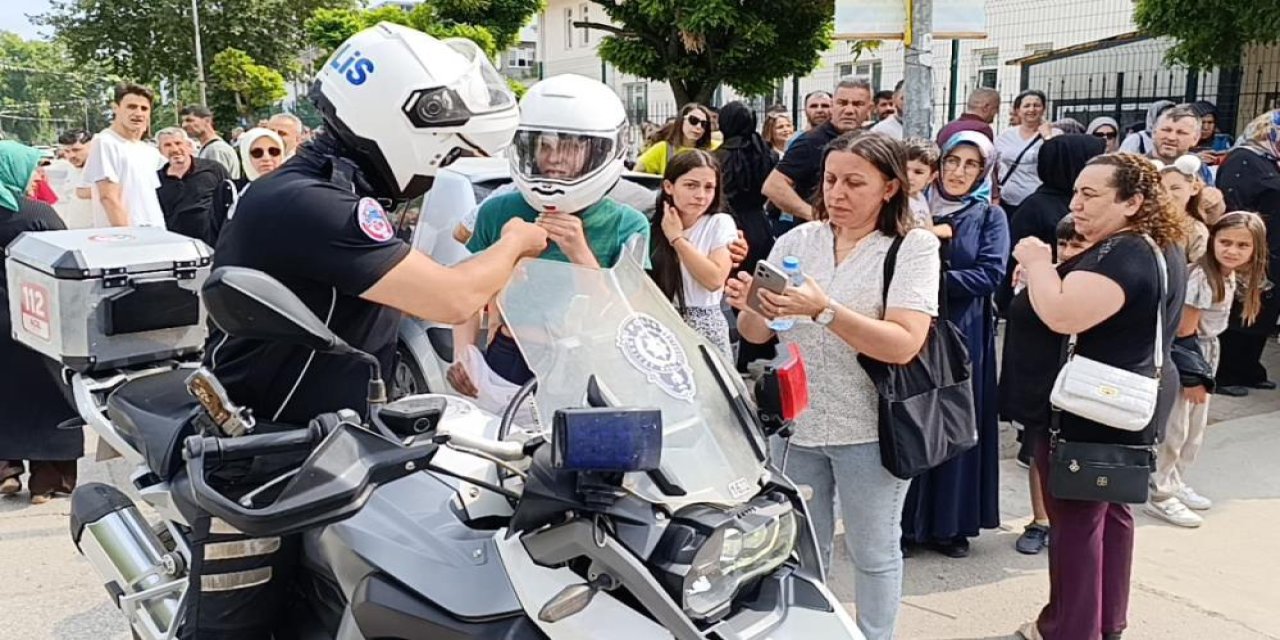 Kimliğini Düşüren Gencin İmdadına Polisler Yetişti