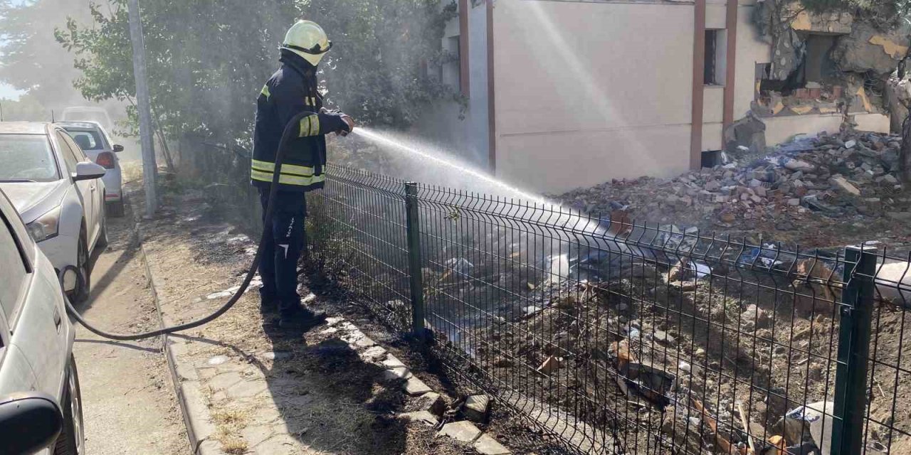 Boş Arazide Çıkan Yangın Korkuttu!