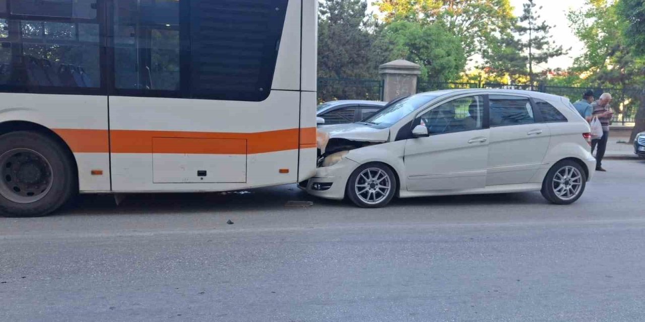 Otomobil Belediye Otobüsüne Arkadan Çarptı
