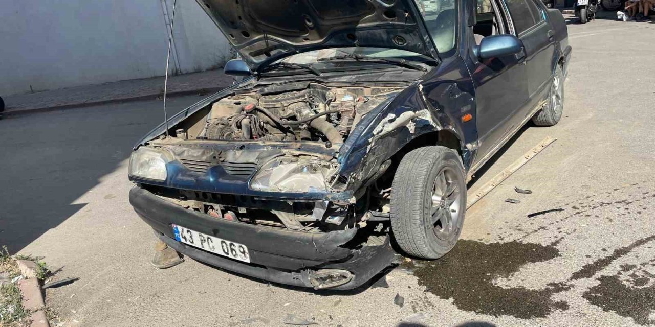 Otomobiller Çarpıştı: 4 Yaralı