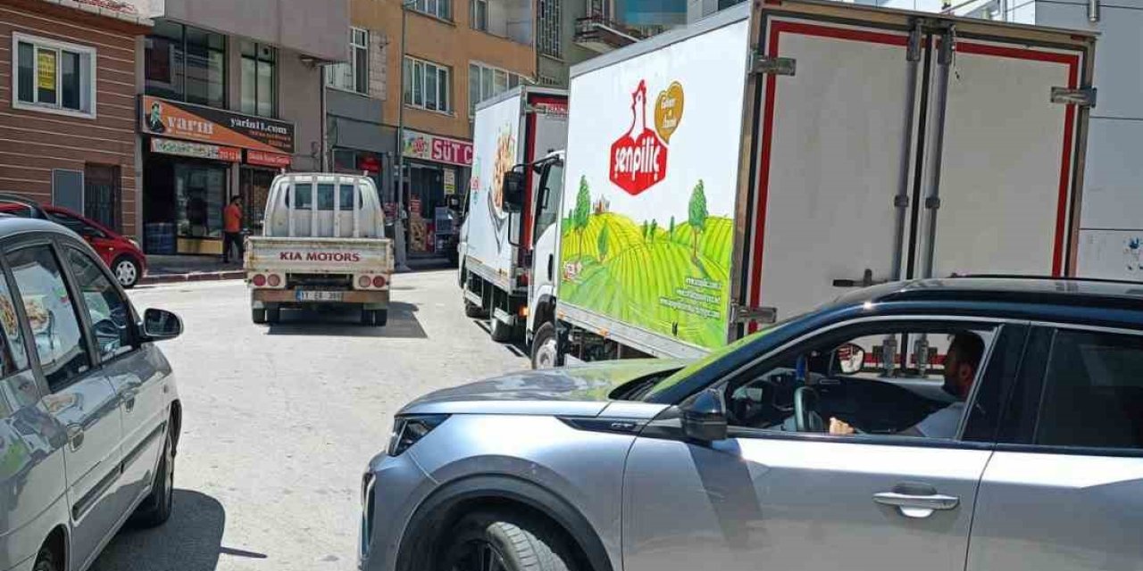 Toptancıların Gelişi Güzel Parkları Sürücüleri Çileden Çıkarıyor