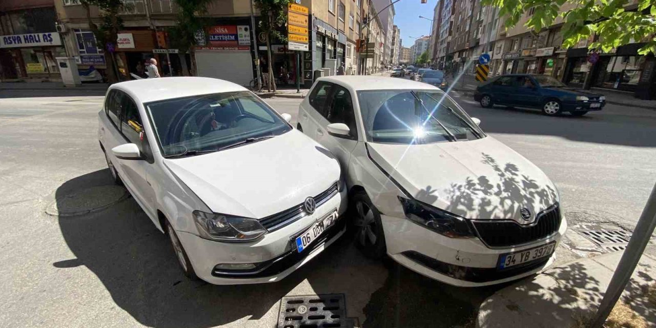 Caddede Çarpışan 2 Otomobilde Maddi Hasar Oluştu