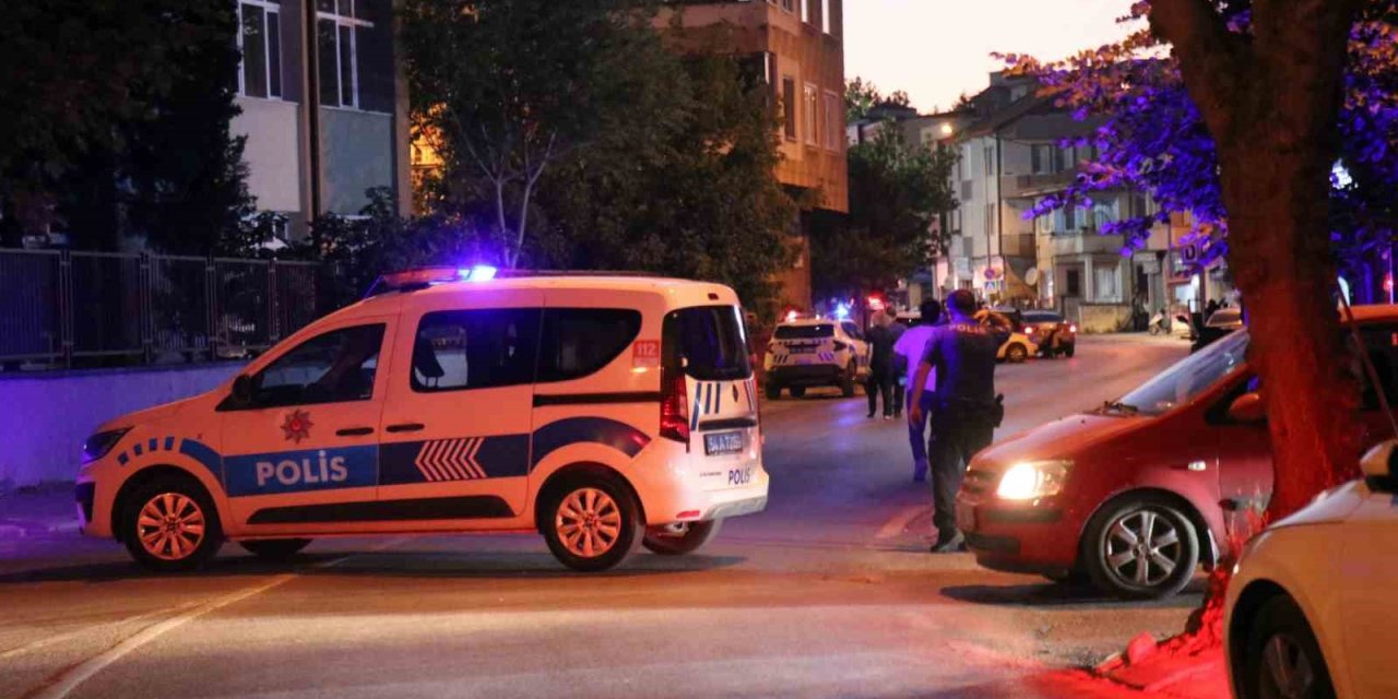 Hakkında Yakalama Kararı Olan Şahıs Polise Ateş Açıp Dükkana Saklandı