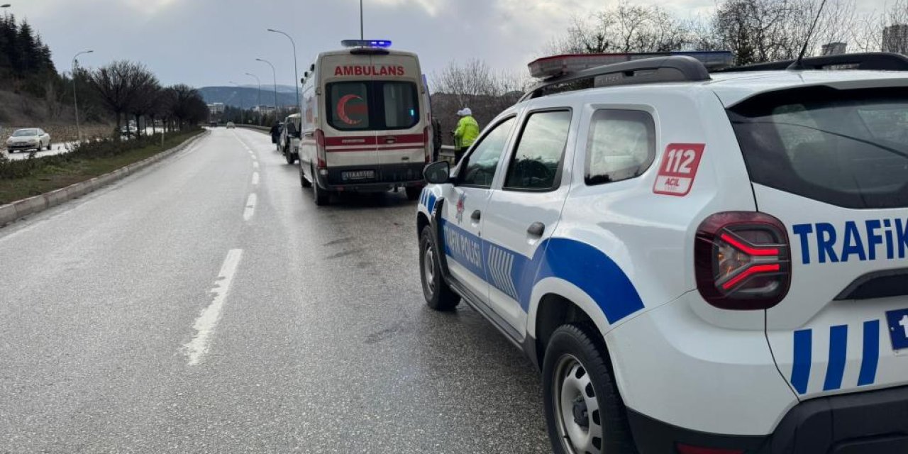 Kontrolden çıkan otomobil karşı şeride geçti