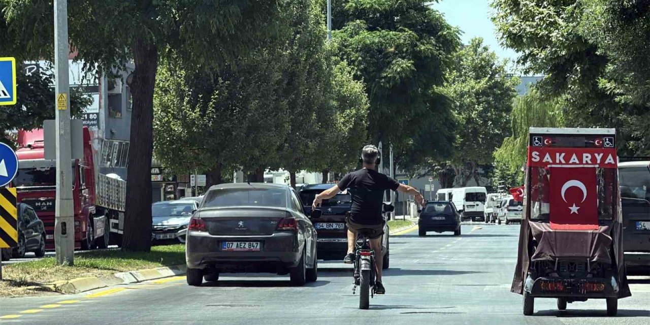 Müziğe Kendini Kaptırdı: Hem Kendi Hem De Diğer Sürücülerin Canını Tehlikeye Attı