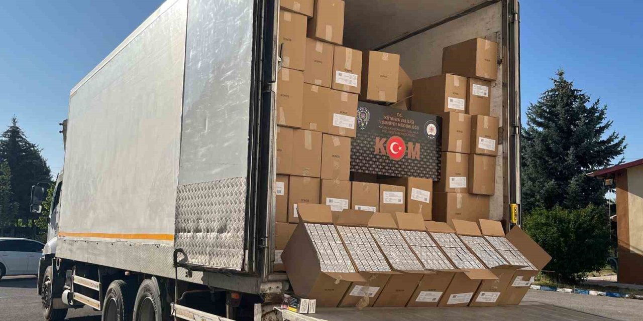 Polisin Durdurduğu Araçta 5 Milyon 980 Bin Adet Kaçak Makaron Ele Geçirildi