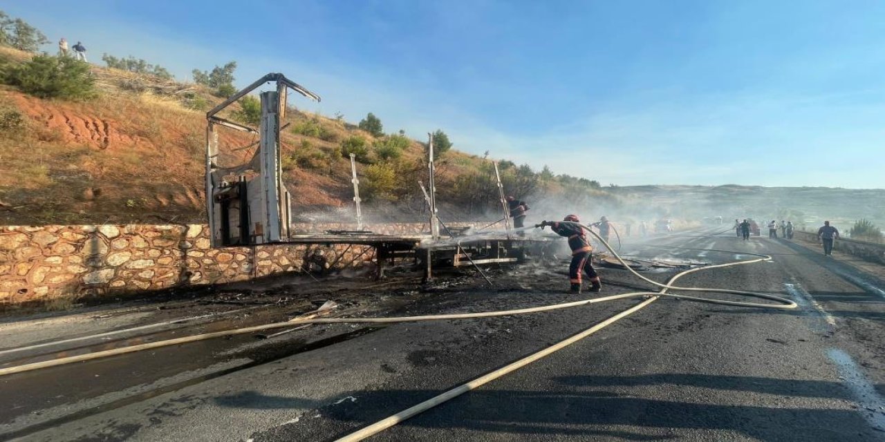 Sunta Yüklü Dorse Alev Alev Yandı