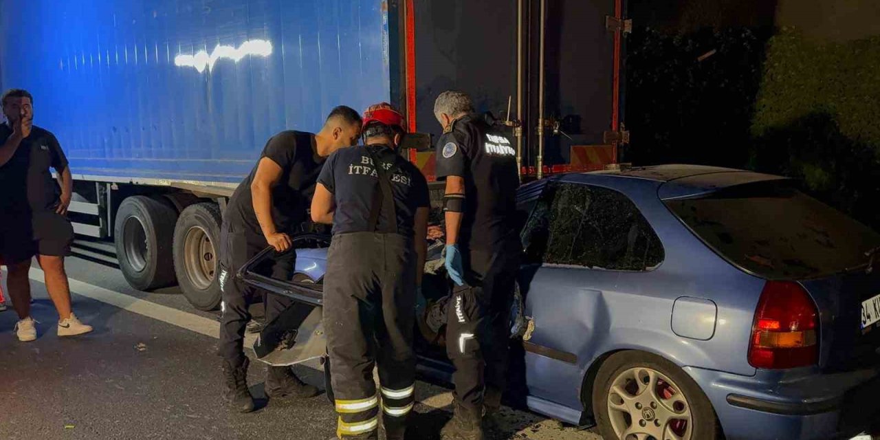 Kamyonun Altına Giren Otomobilde Can Pazarı: 1 Ölü, 1 Ağır Yaralı