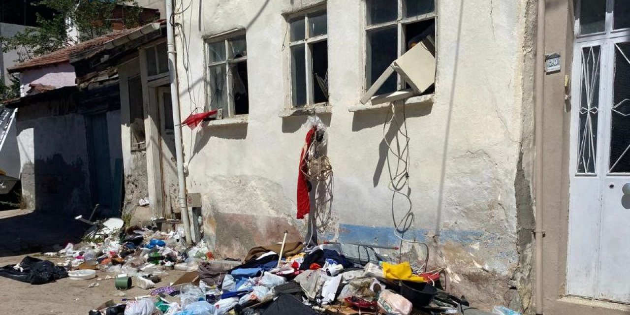 Bursa’da Çöp Ev Mahalleyi Canından Bezdirdi