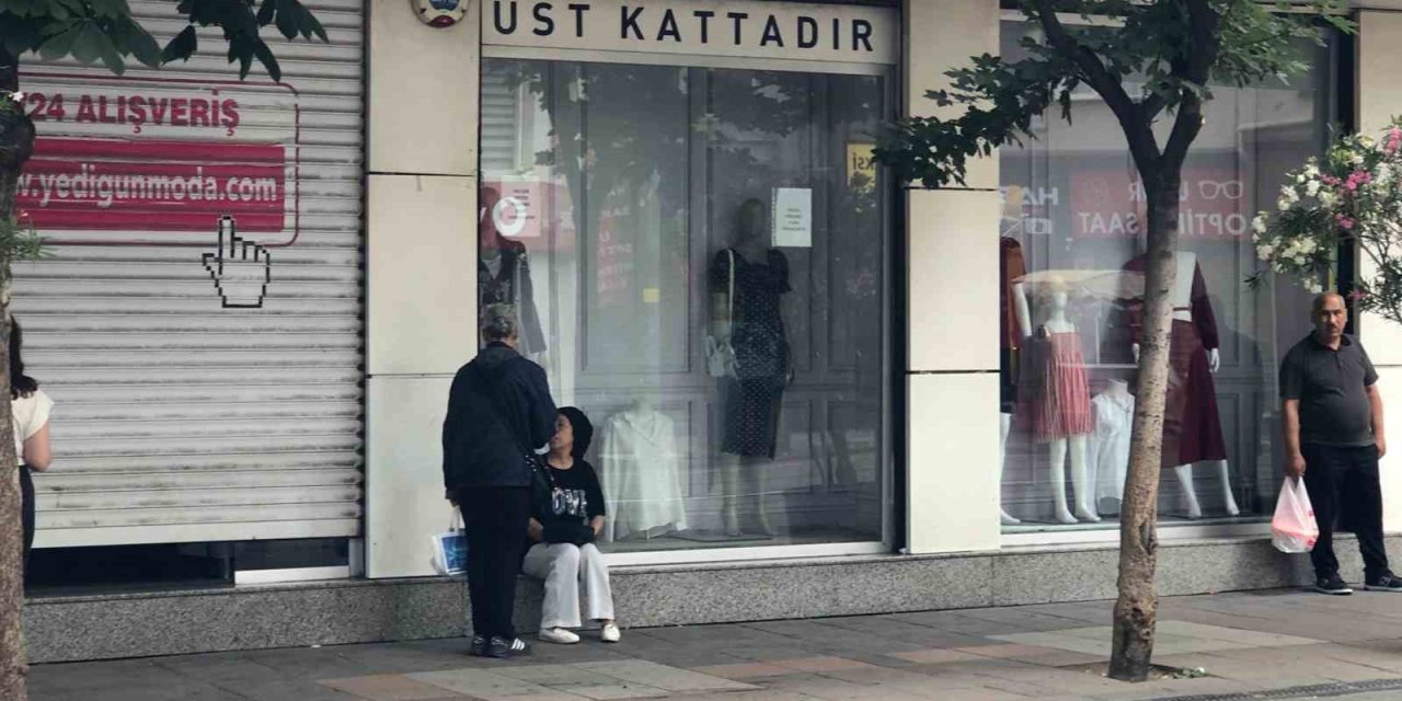 Yağmurdan Kaçmak İçin Saçakların Altına Sığındılar
