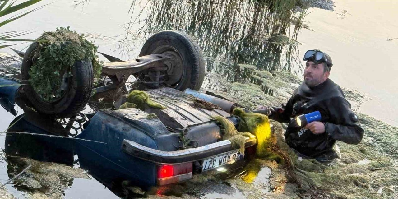 İçerisinde 3 Kişinin Bulunduğu Otomobil Suya Düştü