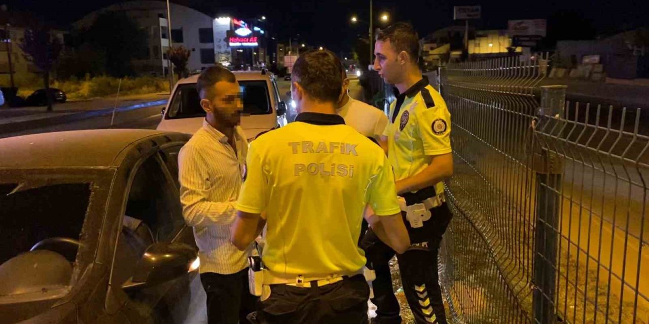 Seyir Halinde İken Aracını Durdurup Sızan Alkollü Sürücü, Polise Zor Anlar Yaşattı