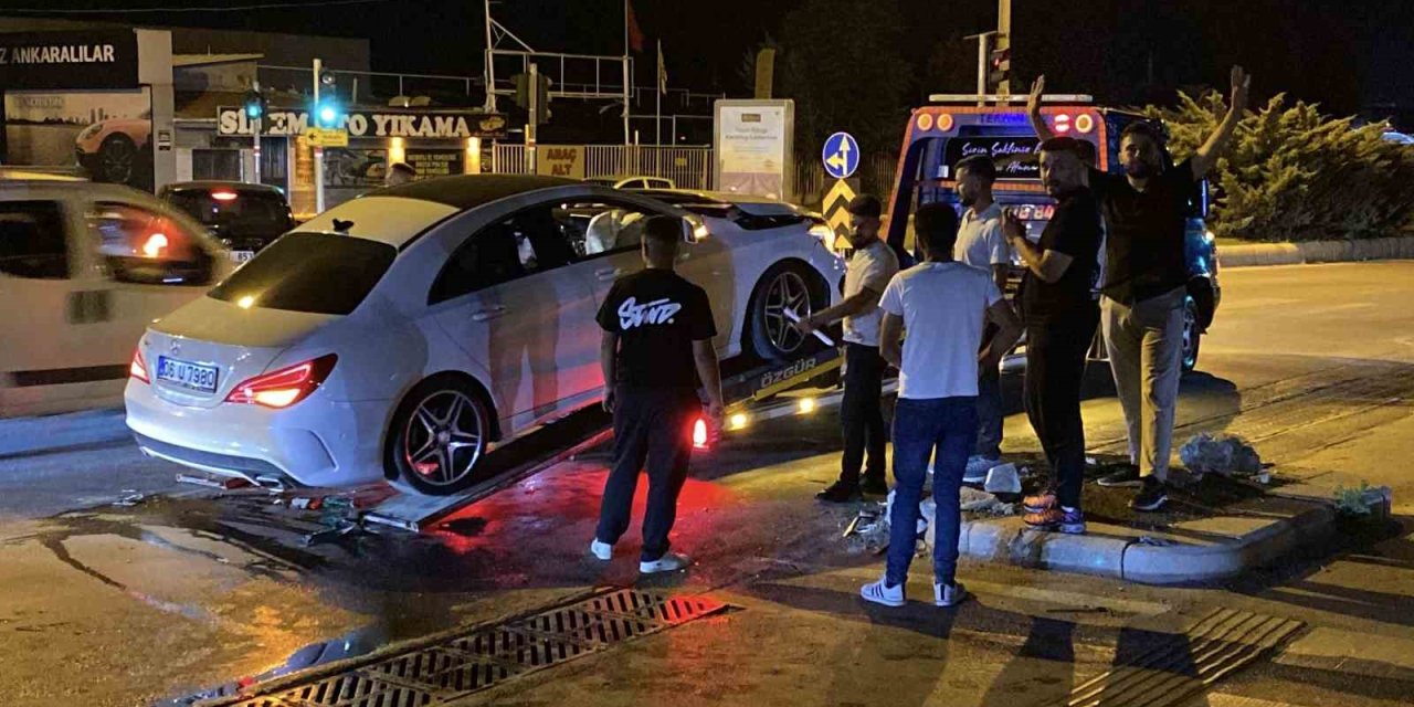 Kavşakta Çarpışan 2 Otomobilde Maddi Hasar Oluştu