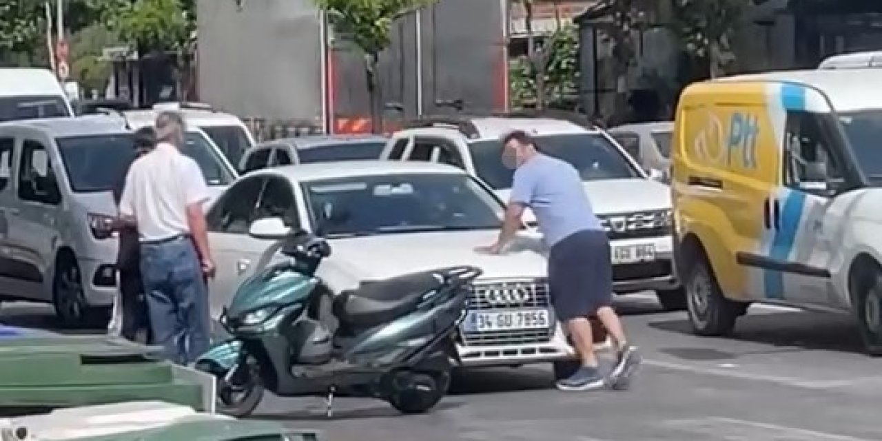 Yol Verme Tartışmasında Aracın Önünü Kesti, Sileceği Kırıp Cama Yumruk Attı