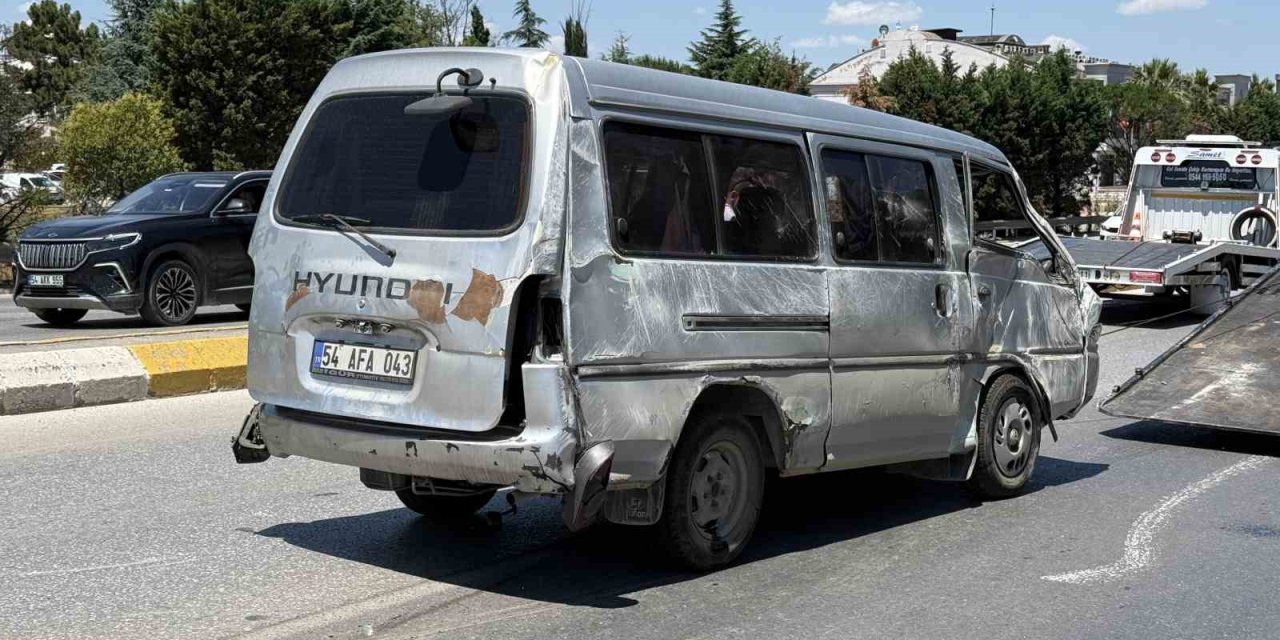 Yan Yatan Minibüste 6 Kişi Yaralandı